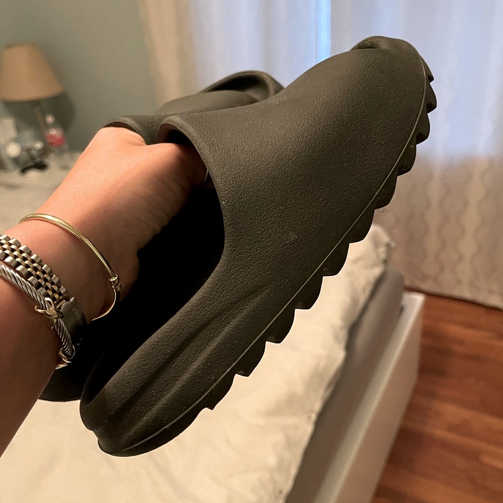 Yeezy slides size 8 women but will fit a 7,5 women black onyx